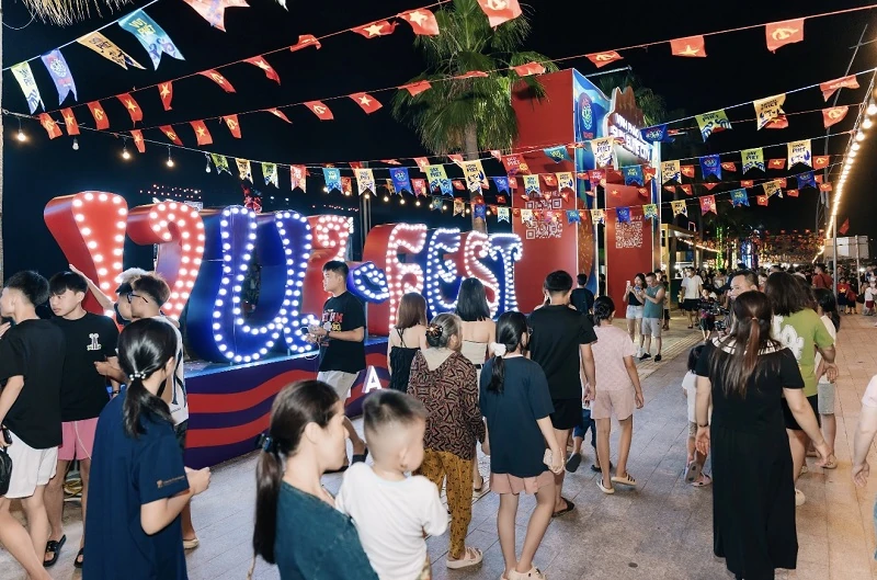 Bãi Cháy tổ chức lễ thượng cờ, bay khinh khí cầu khổng lồ dịp lễ 2/9