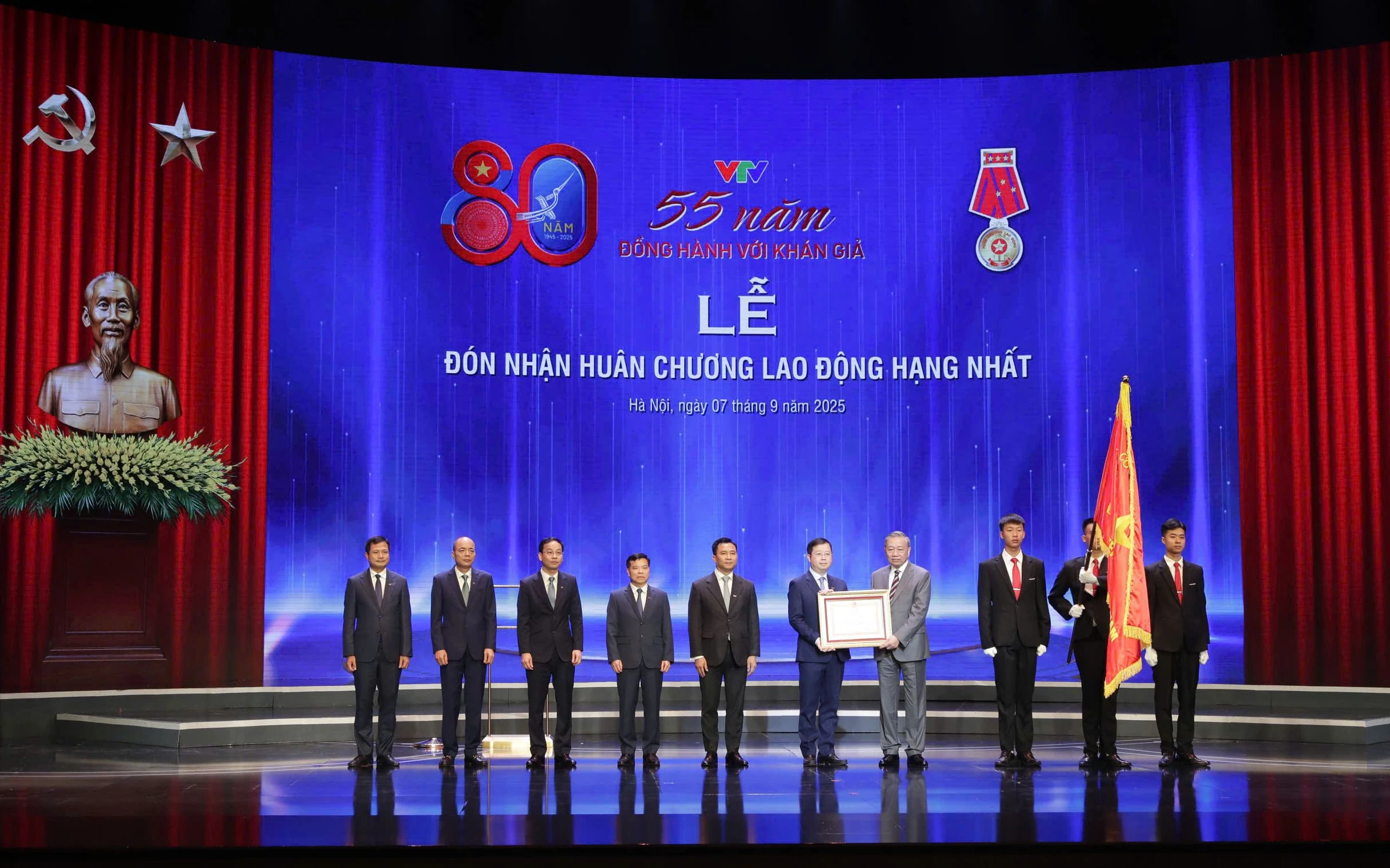 Tổng Bí thư Tô Lâm trao Huân chương Lao động hạng Nhất cho Đài Truyền hình Việt Nam. Tổng Bí thư Tô Lâm trao Huân chương Lao động hạng Nhất cho Đài Truyền hình Việt Nam