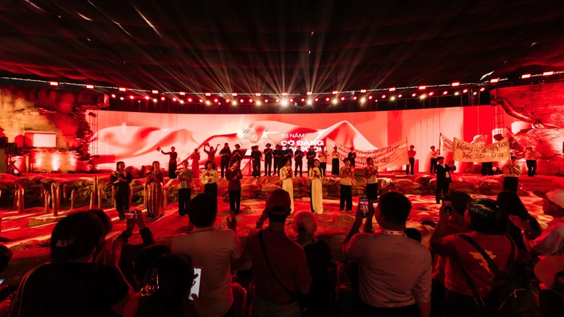 Đừng bỏ lỡ xem sân khấu bán thực cảnh tại triển lãm “95 năm Cờ Đảng soi đường”