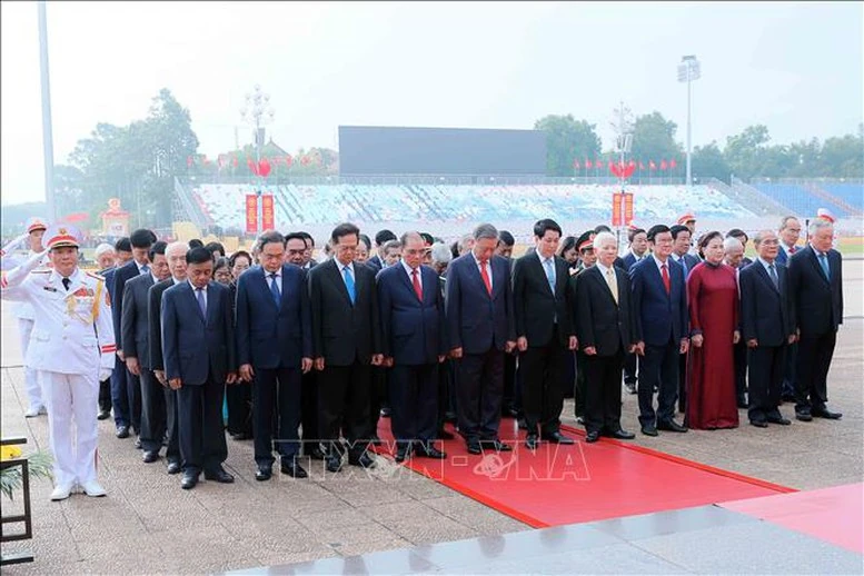 80 năm Quốc khánh: Lãnh đạo Đảng, Nhà nước vào Lăng viếng Chủ tịch Hồ Chí Minh- Ảnh 2. 80 năm Quốc khánh: Lãnh đạo Đảng, Nhà nước vào Lăng viếng Chủ tịch Hồ Chí Minh