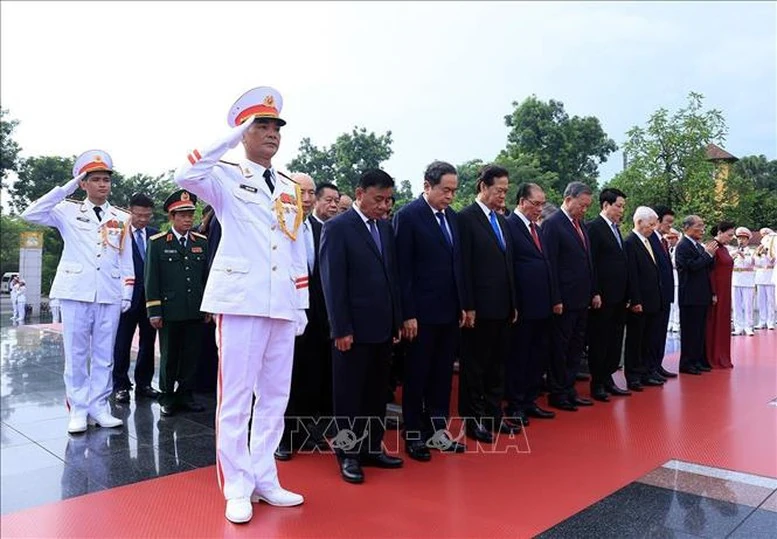 80 năm Quốc khánh: Lãnh đạo Đảng, Nhà nước vào Lăng viếng Chủ tịch Hồ Chí Minh- Ảnh 7. 80 năm Quốc khánh: Lãnh đạo Đảng, Nhà nước vào Lăng viếng Chủ tịch Hồ Chí Minh