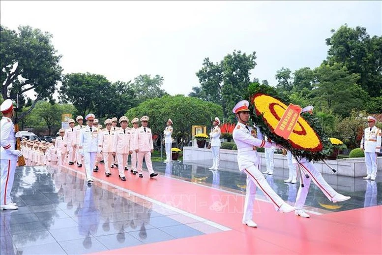 80 năm Quốc khánh: Lãnh đạo Đảng, Nhà nước vào Lăng viếng Chủ tịch Hồ Chí Minh- Ảnh 9. 80 năm Quốc khánh: Lãnh đạo Đảng, Nhà nước vào Lăng viếng Chủ tịch Hồ Chí Minh