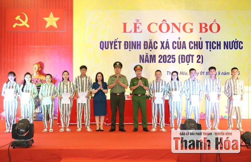 Công bố Quyết định đặc xá của Chủ tịch nước cho 352 phạm nhân ở Trại giam Thanh Phong