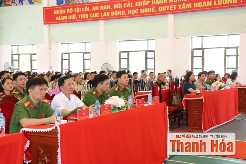 Công bố Quyết định đặc xá của Chủ tịch nước cho 352 phạm nhân ở Trại giam Thanh Phong