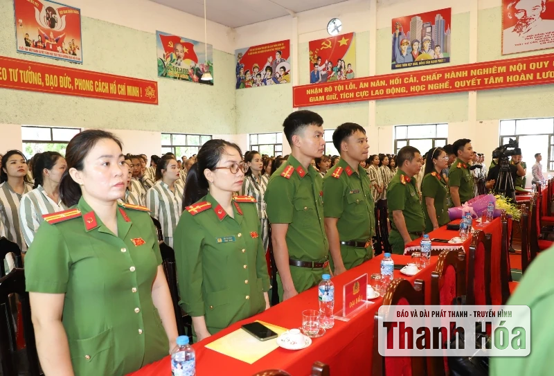 Công bố Quyết định đặc xá của Chủ tịch nước cho 352 phạm nhân ở Trại giam Thanh Phong