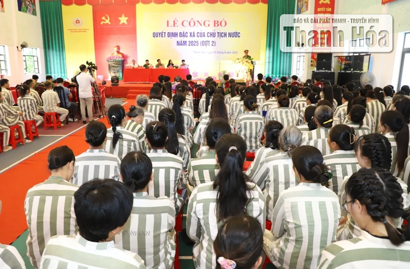 Công bố Quyết định đặc xá của Chủ tịch nước cho 352 phạm nhân ở Trại giam Thanh Phong