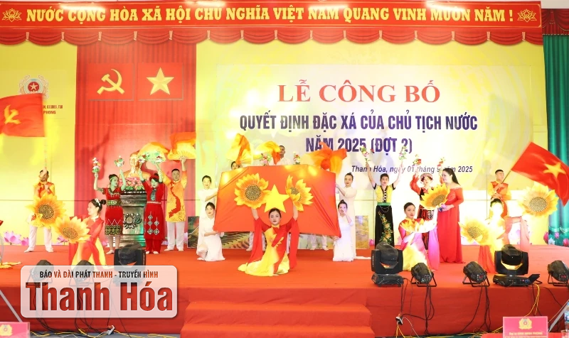 Công bố Quyết định đặc xá của Chủ tịch nước cho 352 phạm nhân ở Trại giam Thanh Phong