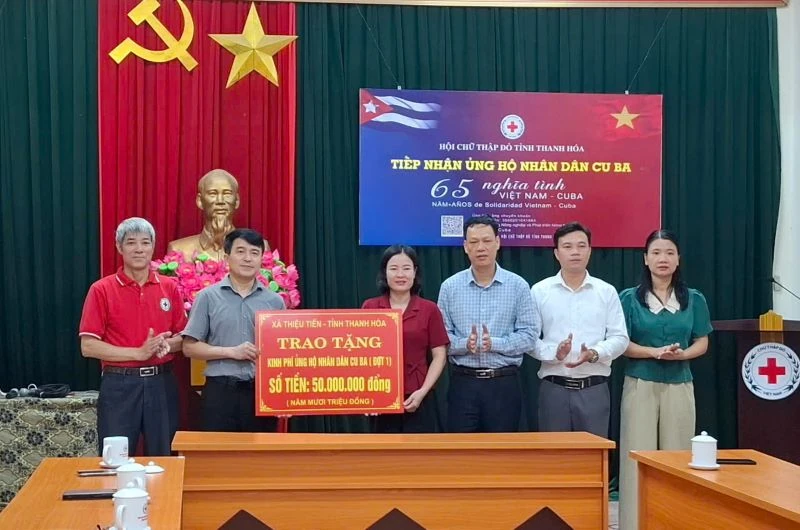 Xã Thiệu Tiến trao 50 triệu đồng ủng hộ Nhân dân Cuba đợt 1