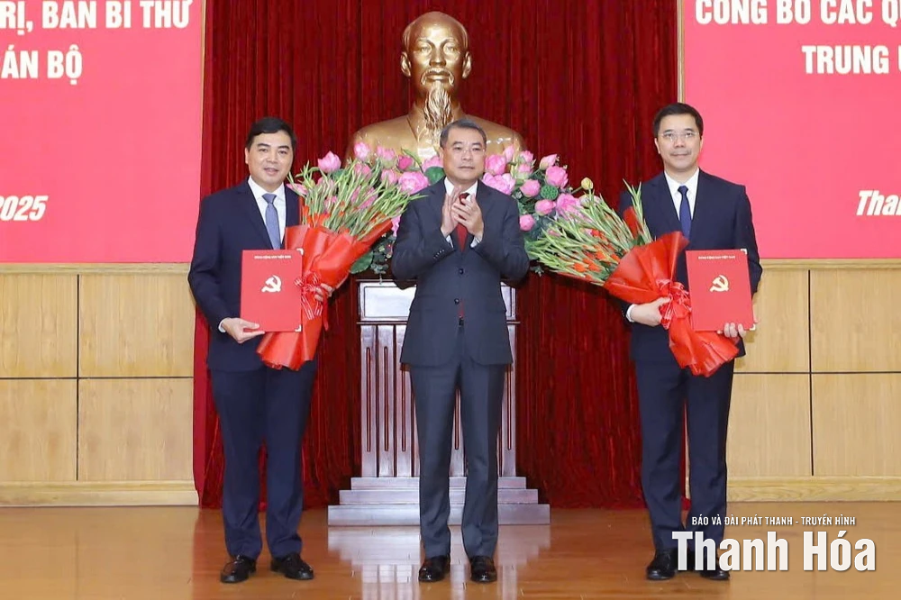 Công bố quyết định của Bộ Chính trị, Ban Bí thư điều động, chỉ định đồng chí Nguyễn Hoài Anh và đồng chí Nguyễn Hồng Phong giữ chức Phó Bí thư Tỉnh ủy Thanh Hóa