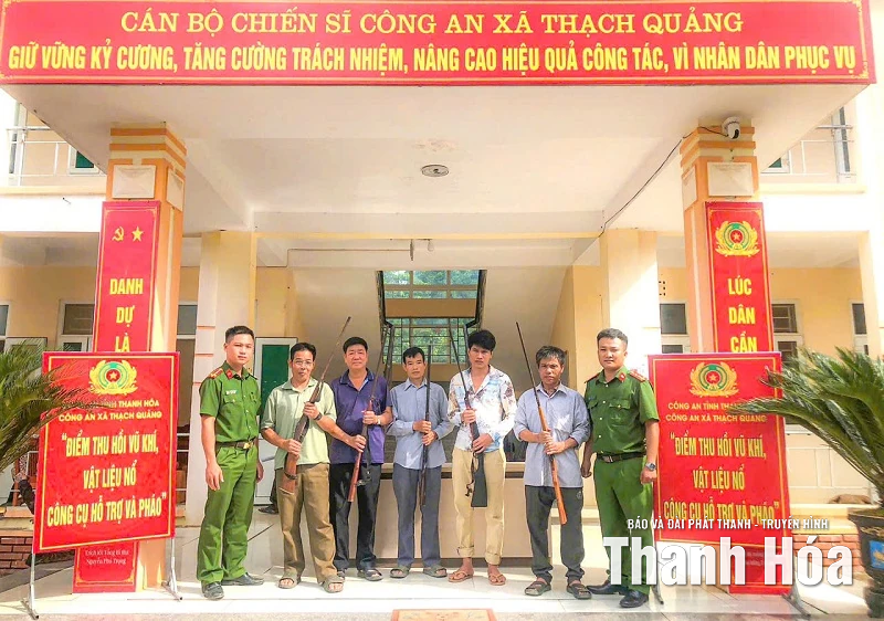 Công an xã Thạch Quảng “đi từng ngõ, gõ từng nhà, rà từng người” để tuyên truyền, vận động thu hồi vũ khí, vật liệu nổ, công cụ hỗ trợ