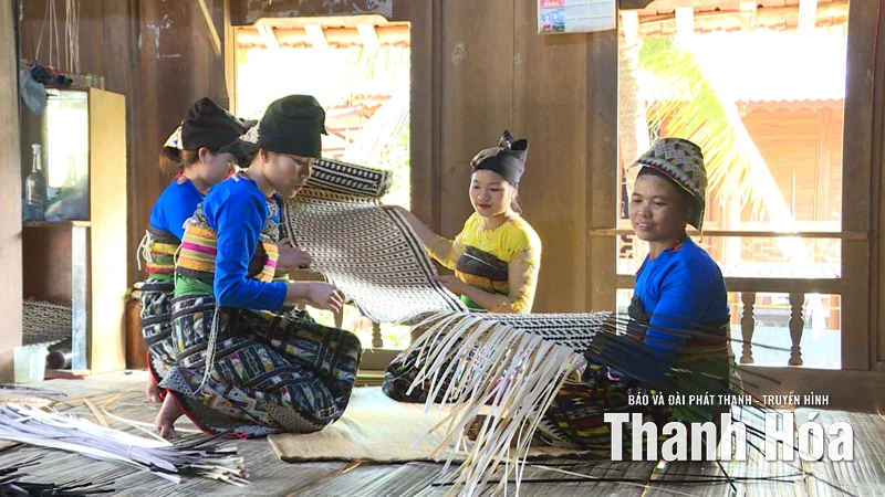 Giữ nghề đan truyền thống của đồng bào Thái