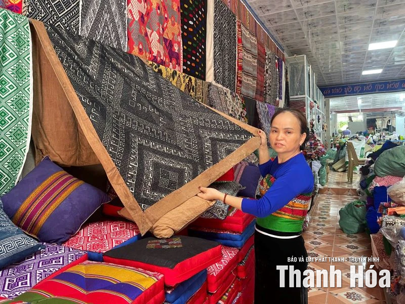 Sắc màu thổ cẩm trên mảnh đất Pù Luông