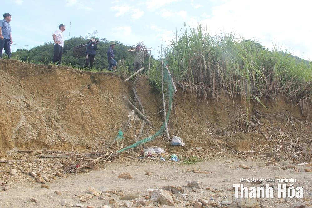 Sạt lở nghiêm trọng, bờ suối tiến sát nhà dân xã Thanh Quân