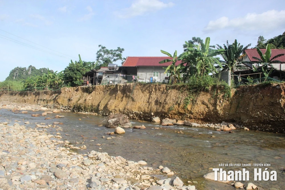Sạt lở nghiêm trọng, bờ suối tiến sát nhà dân xã Thanh Quân