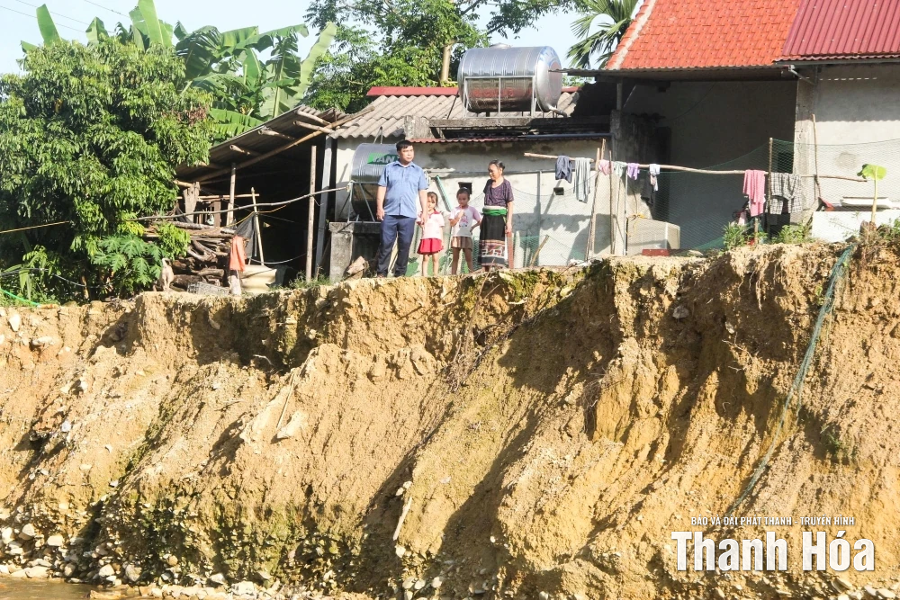 Sạt lở nghiêm trọng, bờ suối tiến sát nhà dân xã Thanh Quân