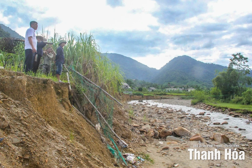 Sạt lở nghiêm trọng, bờ suối tiến sát nhà dân xã Thanh Quân