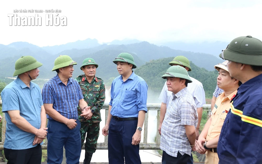 Chủ tịch UBND tỉnh Nguyễn Hoài Anh kiểm tra công tác ứng phó bão số 10 tại xã Vạn Xuân