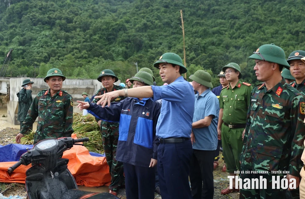 Chủ tịch UBND tỉnh Nguyễn Hoài Anh kiểm tra công tác ứng phó bão số 10 tại xã Vạn Xuân