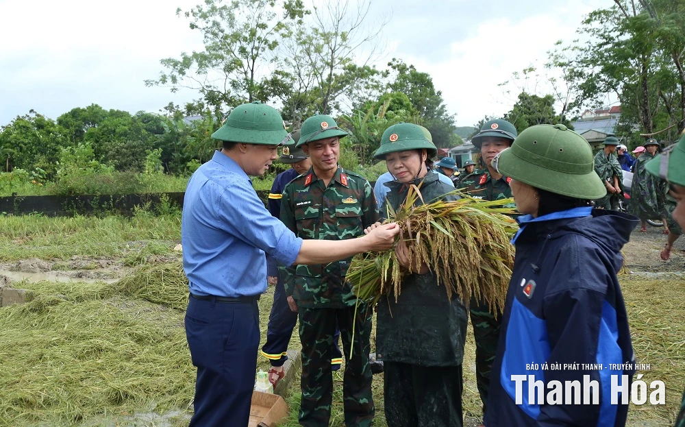 Chủ tịch UBND tỉnh Nguyễn Hoài Anh kiểm tra công tác ứng phó bão số 10 tại xã Vạn Xuân