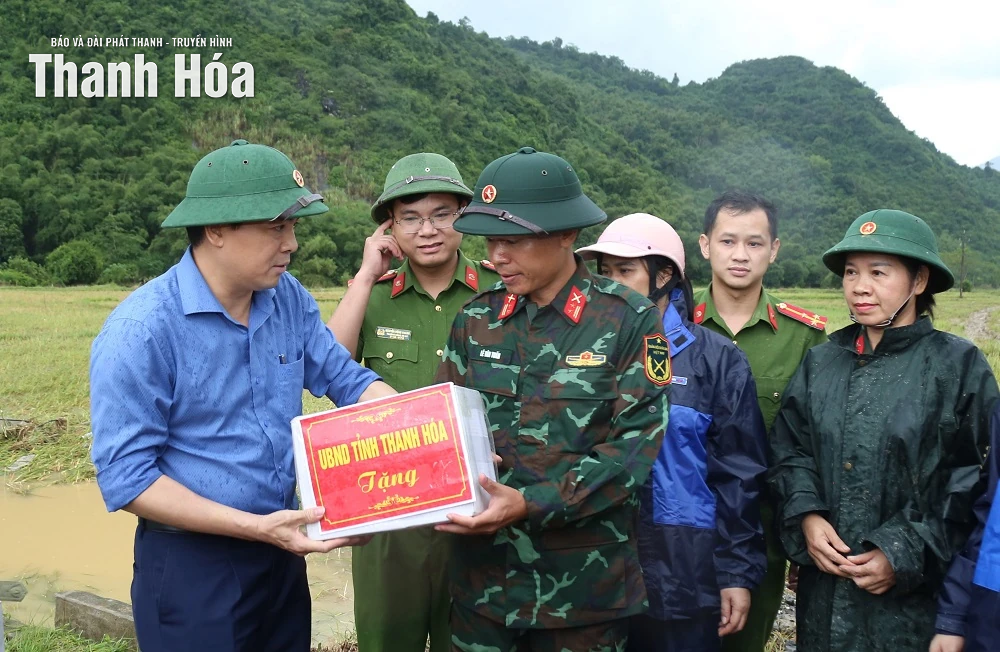 Chủ tịch UBND tỉnh Nguyễn Hoài Anh kiểm tra công tác ứng phó bão số 10 tại xã Vạn Xuân