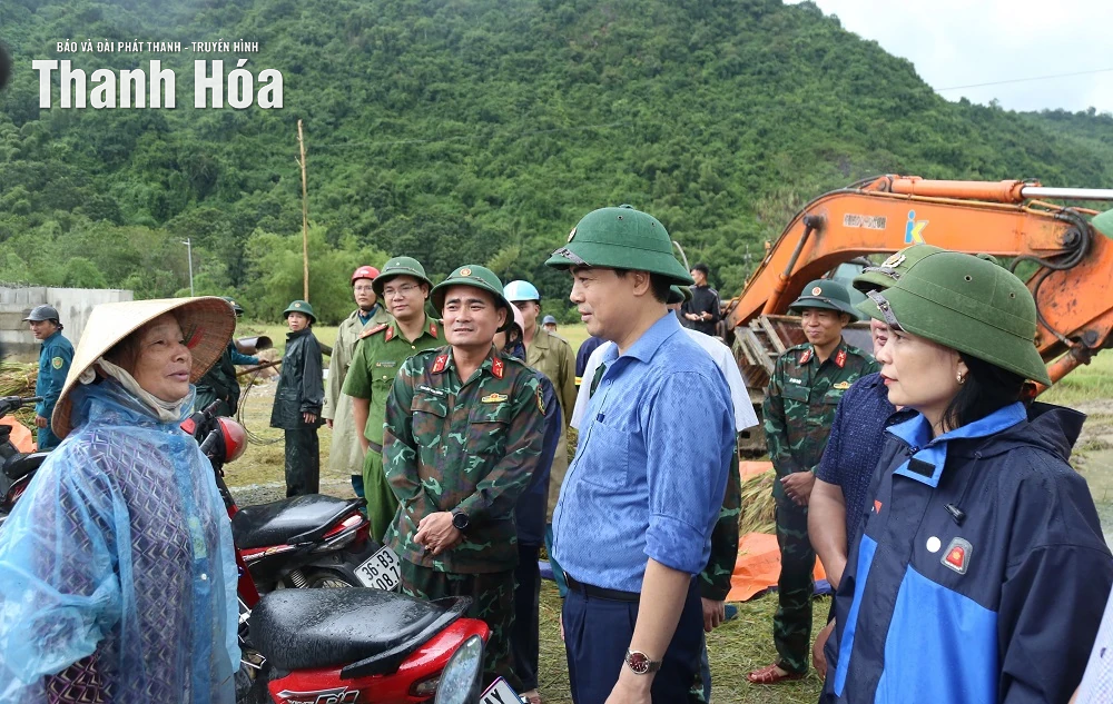 Chủ tịch UBND tỉnh Nguyễn Hoài Anh kiểm tra công tác ứng phó bão số 10 tại xã Vạn Xuân