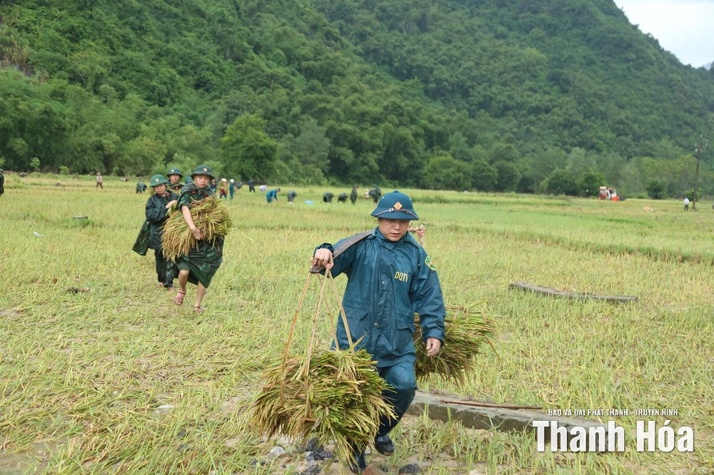 Chủ tịch UBND tỉnh Nguyễn Hoài Anh kiểm tra công tác ứng phó bão số 10 tại xã Vạn Xuân