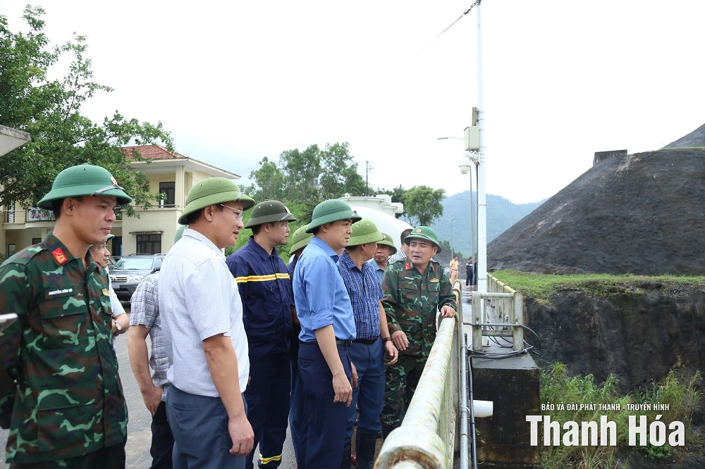 Chủ tịch UBND tỉnh Nguyễn Hoài Anh kiểm tra công tác ứng phó bão số 10 tại xã Vạn Xuân