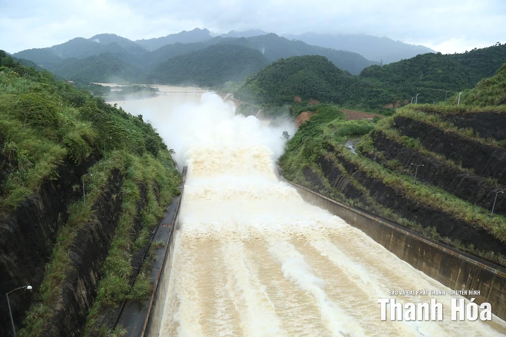 Chủ tịch UBND tỉnh Nguyễn Hoài Anh kiểm tra công tác ứng phó bão số 10 tại xã Vạn Xuân