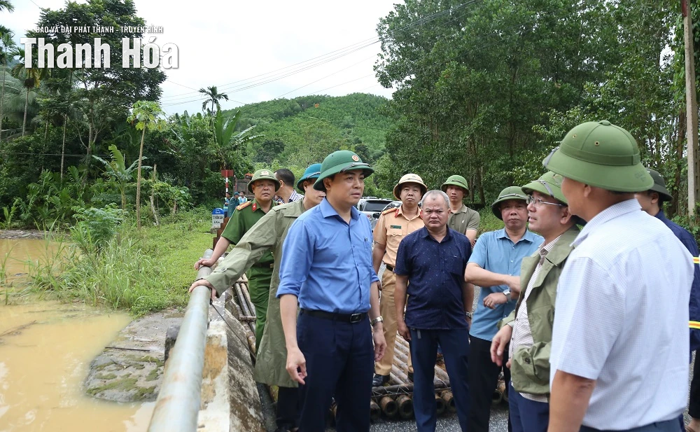 Chủ tịch UBND tỉnh Nguyễn Hoài Anh kiểm tra công tác ứng phó bão số 10 tại xã Vạn Xuân