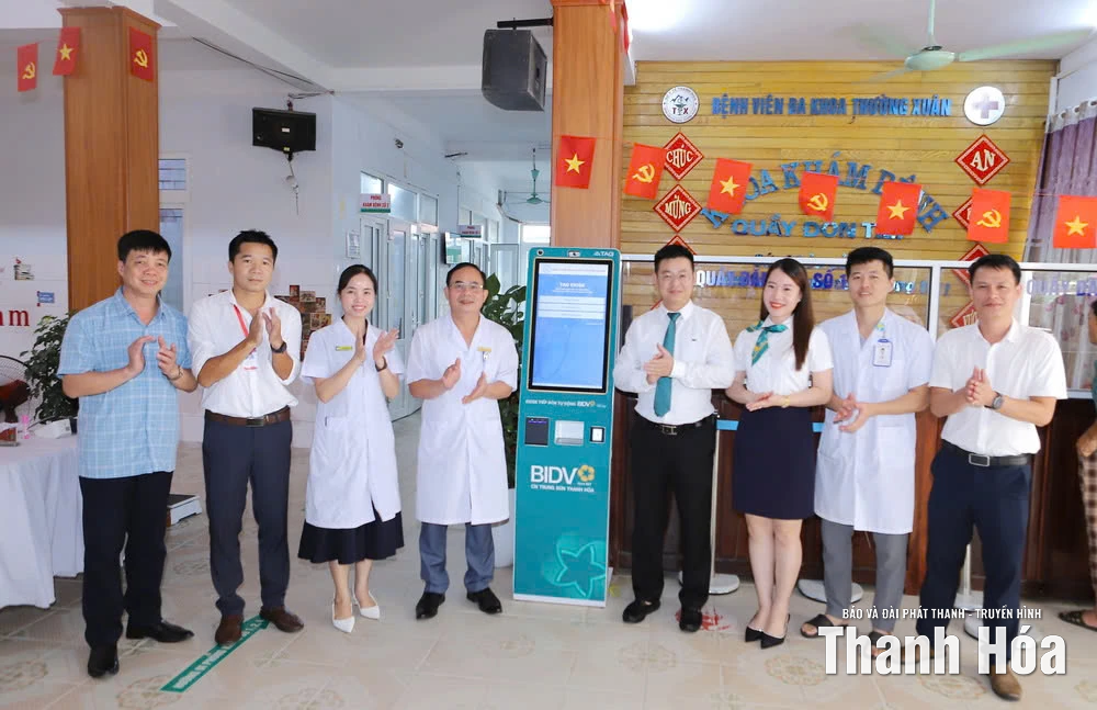 BIDV Trung Sơn Thanh Hóa trao Kiosk y tế thông minh tặng Bệnh viện Đa khoa Thường Xuân