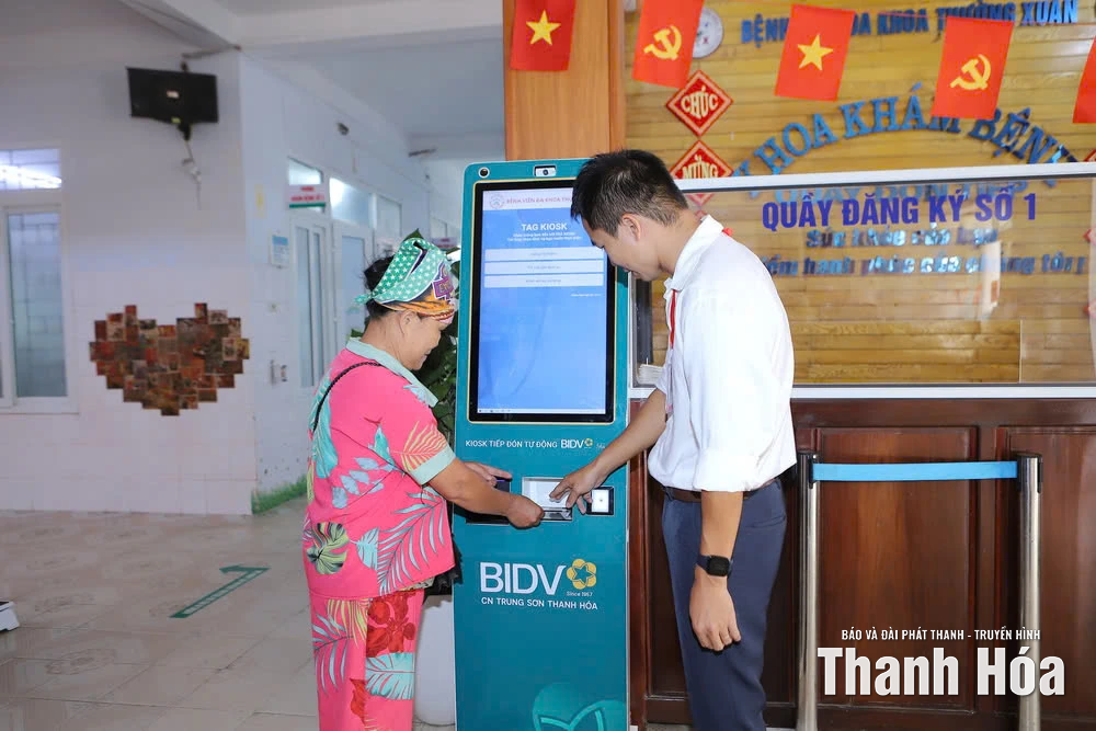 BIDV Trung Sơn Thanh Hóa trao Kiosk y tế thông minh tặng Bệnh viện Đa khoa Thường Xuân
