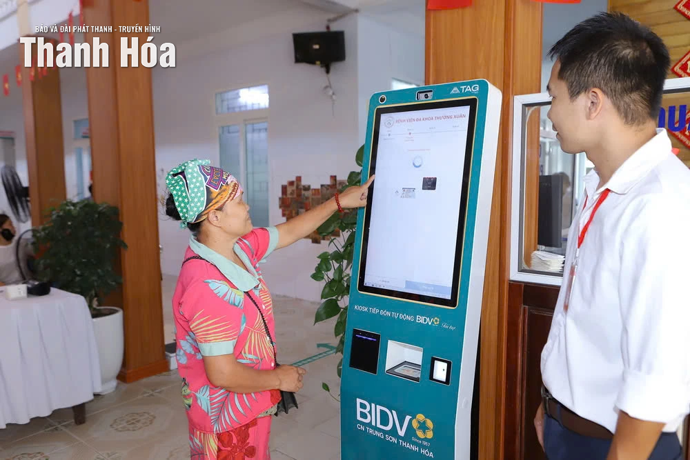 BIDV Trung Sơn Thanh Hóa trao Kiosk y tế thông minh tặng Bệnh viện Đa khoa Thường Xuân