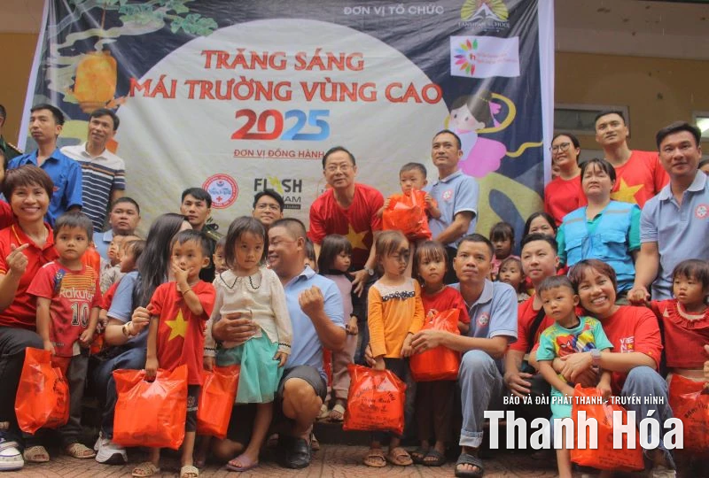 Trung thu ấm áp trên đỉnh Sài Khao, Pù Ngùa