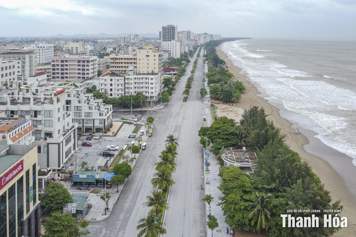 Nhà hàng, khách sạn tại Sầm Sơn gấp rút gia cố, bảo vệ tài sản trước bão số 10