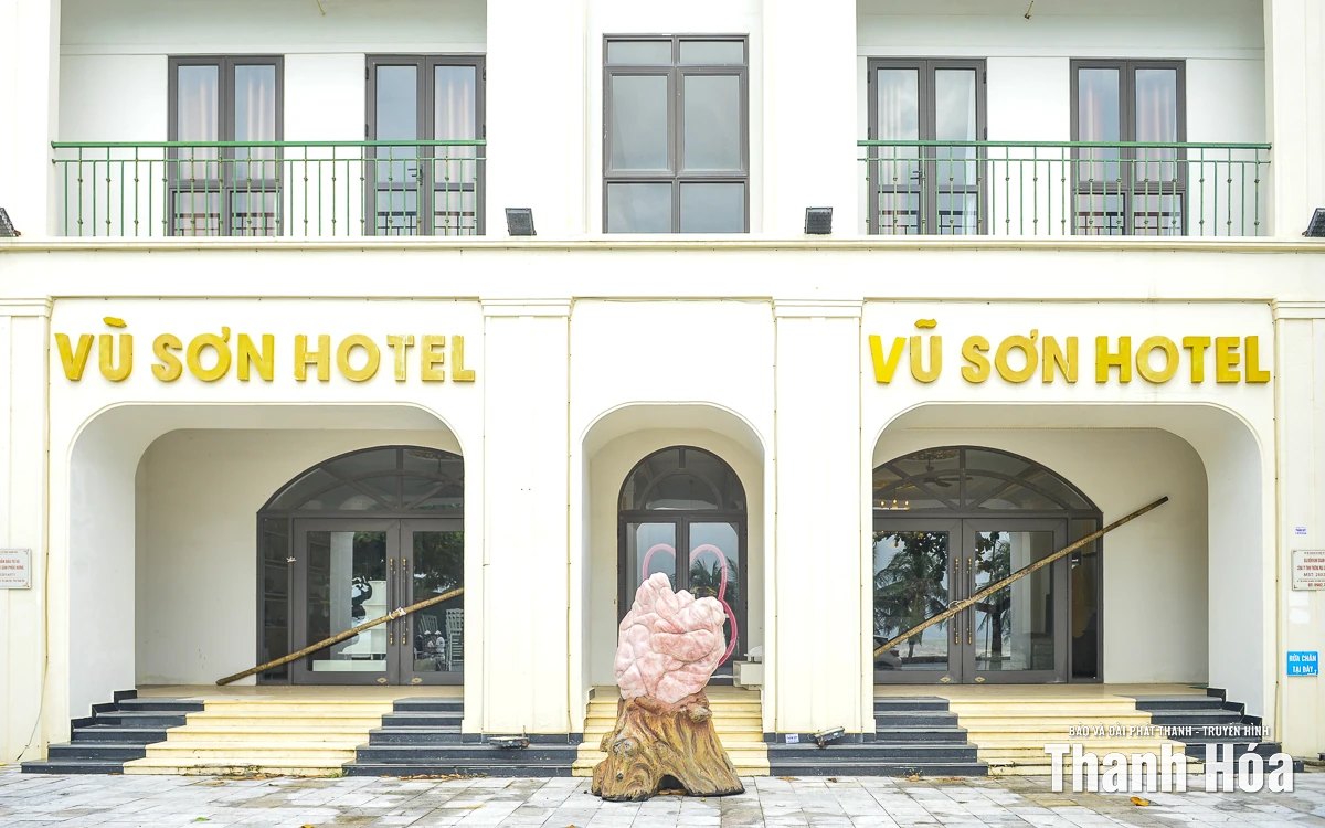 Nhà hàng, khách sạn tại Sầm Sơn gấp rút gia cố, bảo vệ tài sản trước bão số 10