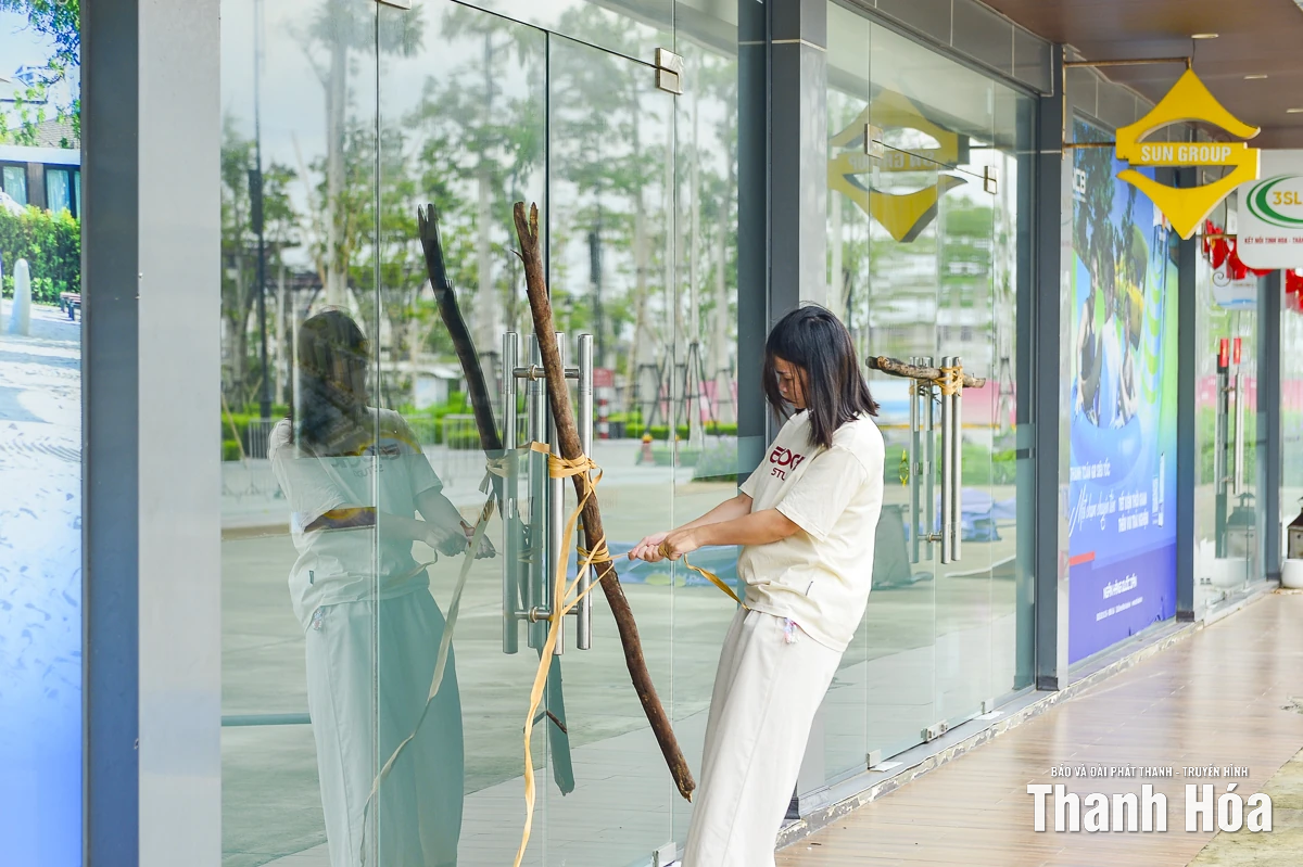 Nhà hàng, khách sạn tại Sầm Sơn gấp rút gia cố, bảo vệ tài sản trước bão số 10