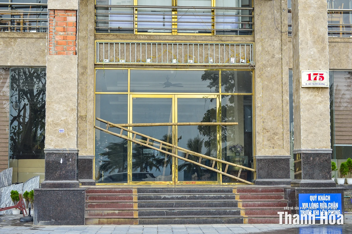 Nhà hàng, khách sạn tại Sầm Sơn gấp rút gia cố, bảo vệ tài sản trước bão số 10