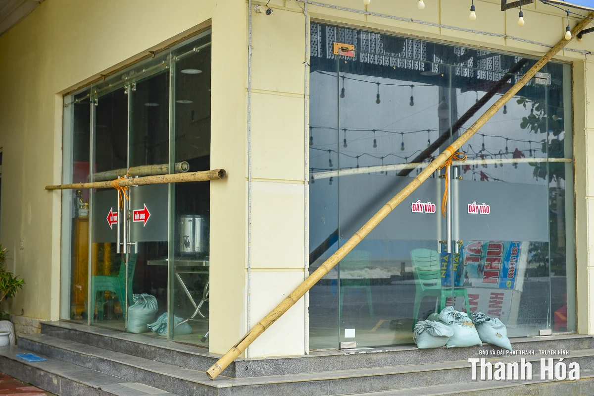 Nhà hàng, khách sạn tại Sầm Sơn gấp rút gia cố, bảo vệ tài sản trước bão số 10