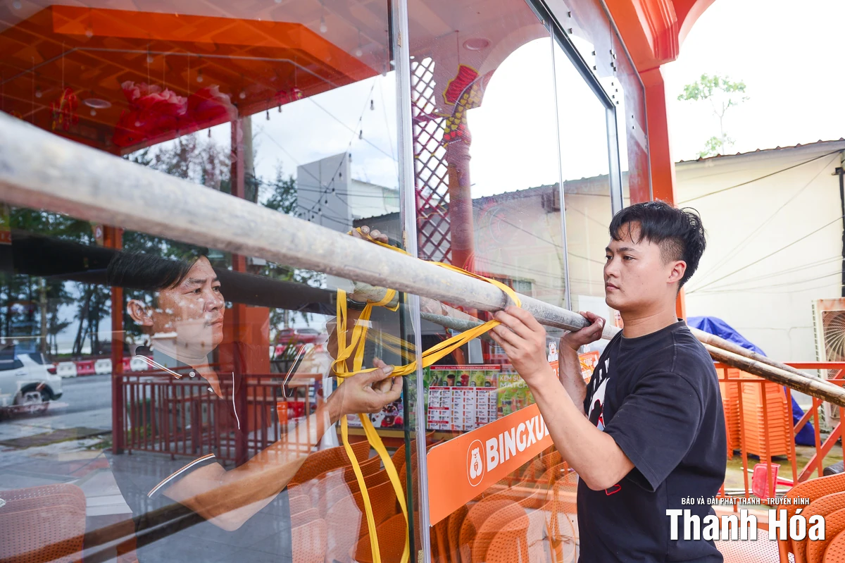 Nhà hàng, khách sạn tại Sầm Sơn gấp rút gia cố, bảo vệ tài sản trước bão số 10