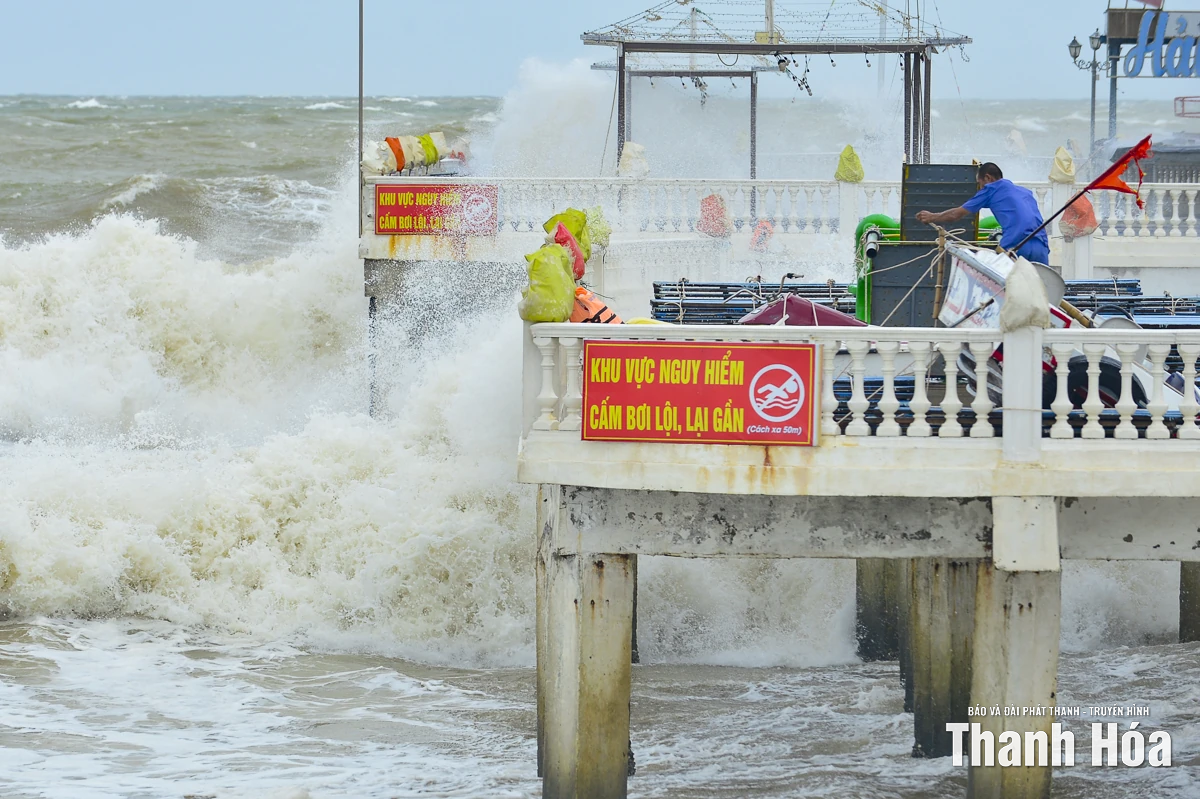 Biển Hải Tiến trước bão số 10: Sóng to, gió lớn
