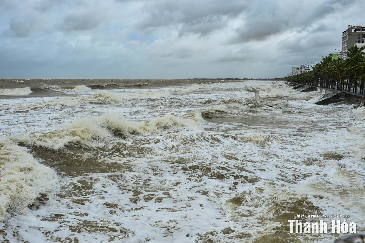 Biển Hải Tiến trước bão số 10: Sóng to, gió lớn