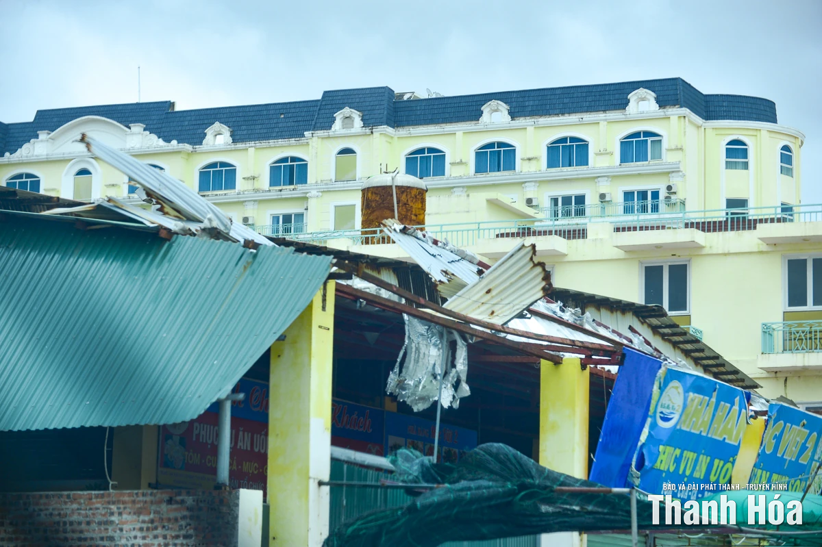 Biển Hải Tiến trước bão số 10: Sóng to, gió lớn