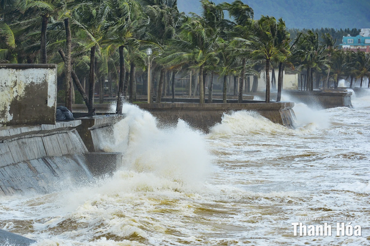 Biển Hải Tiến trước bão số 10: Sóng to, gió lớn
