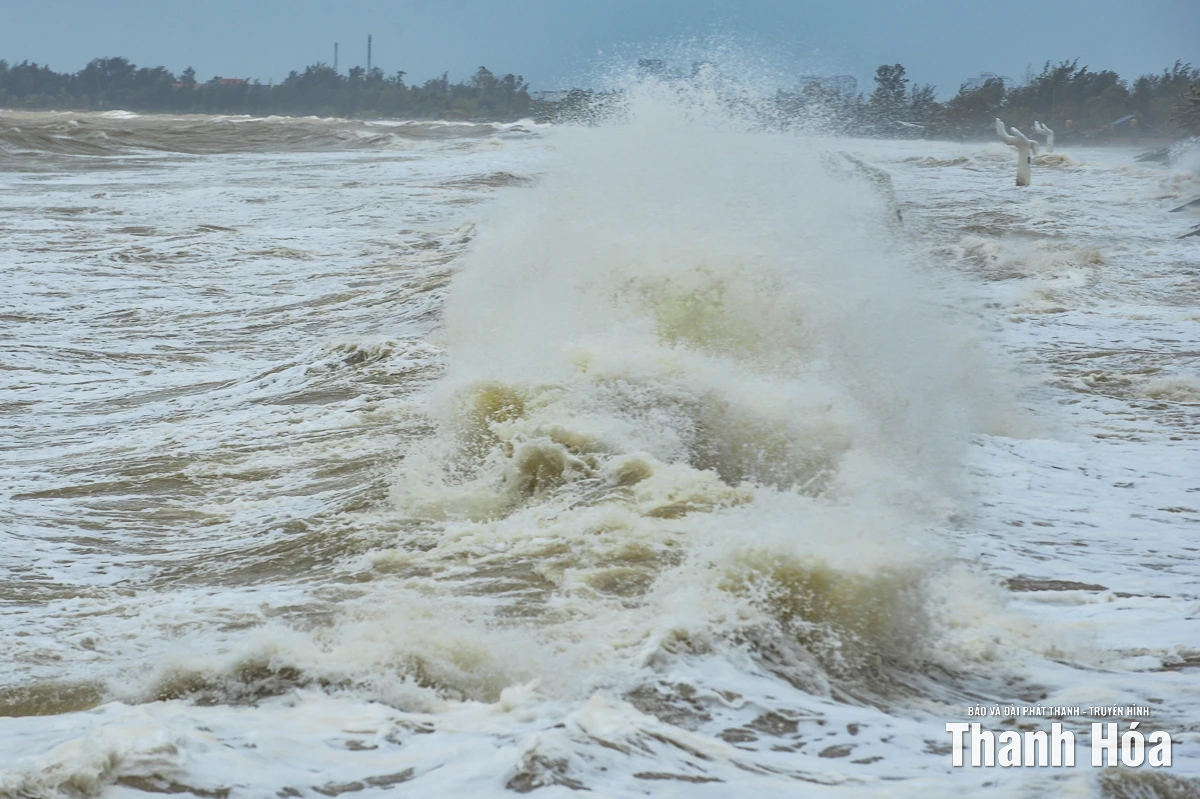 Biển Hải Tiến trước bão số 10: Sóng to, gió lớn
