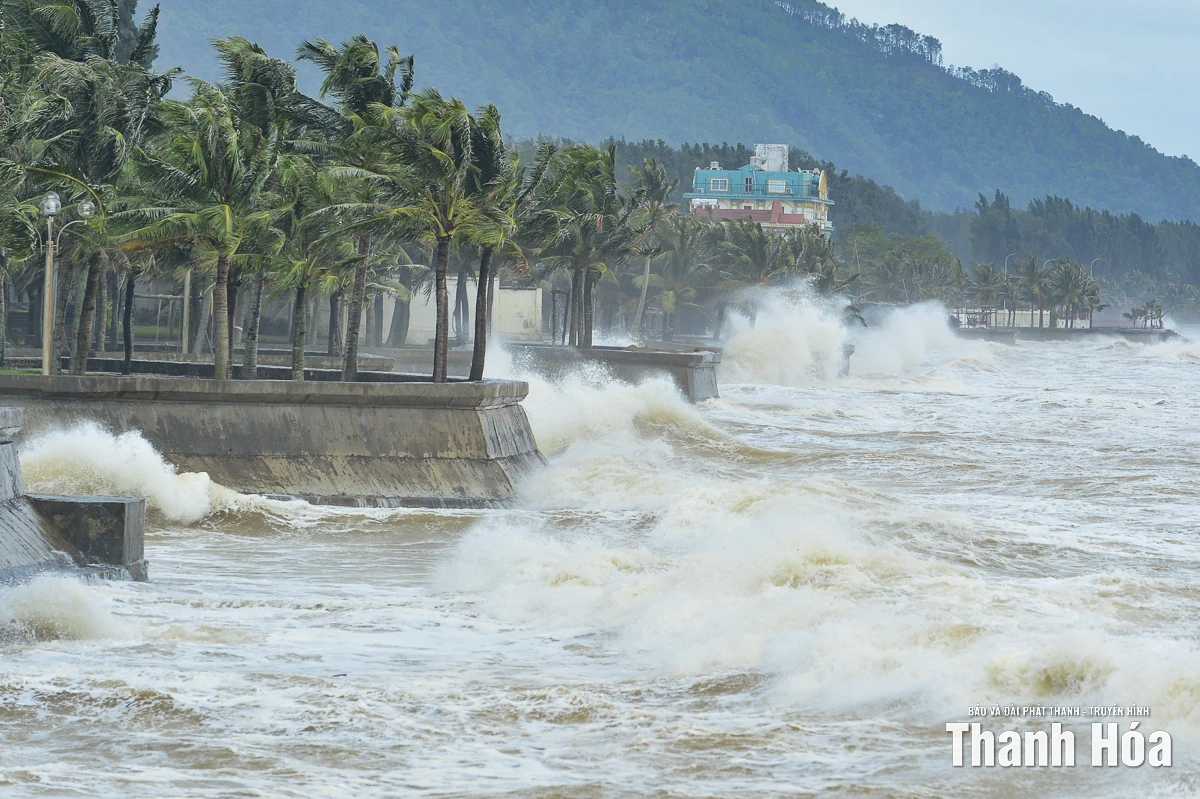 Biển Hải Tiến trước bão số 10: Sóng to, gió lớn
