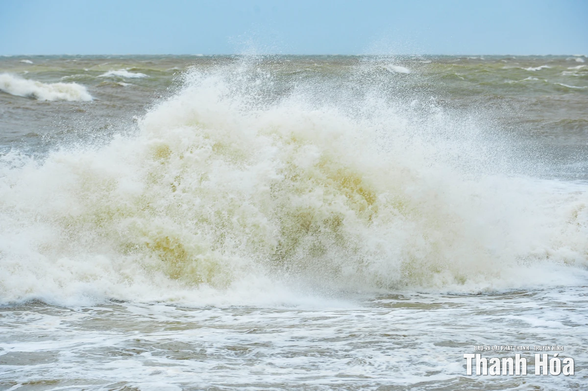 Biển Hải Tiến trước bão số 10: Sóng to, gió lớn
