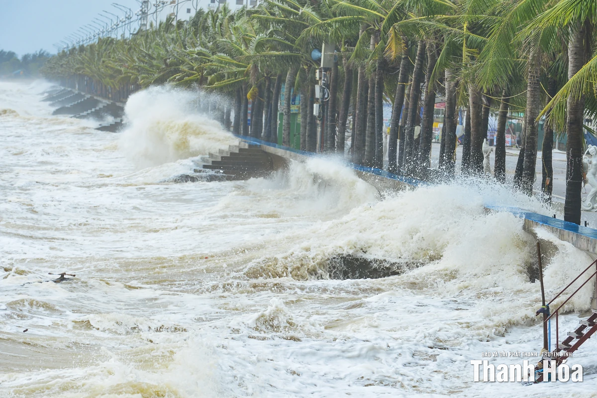 Biển Hải Tiến trước bão số 10: Sóng to, gió lớn