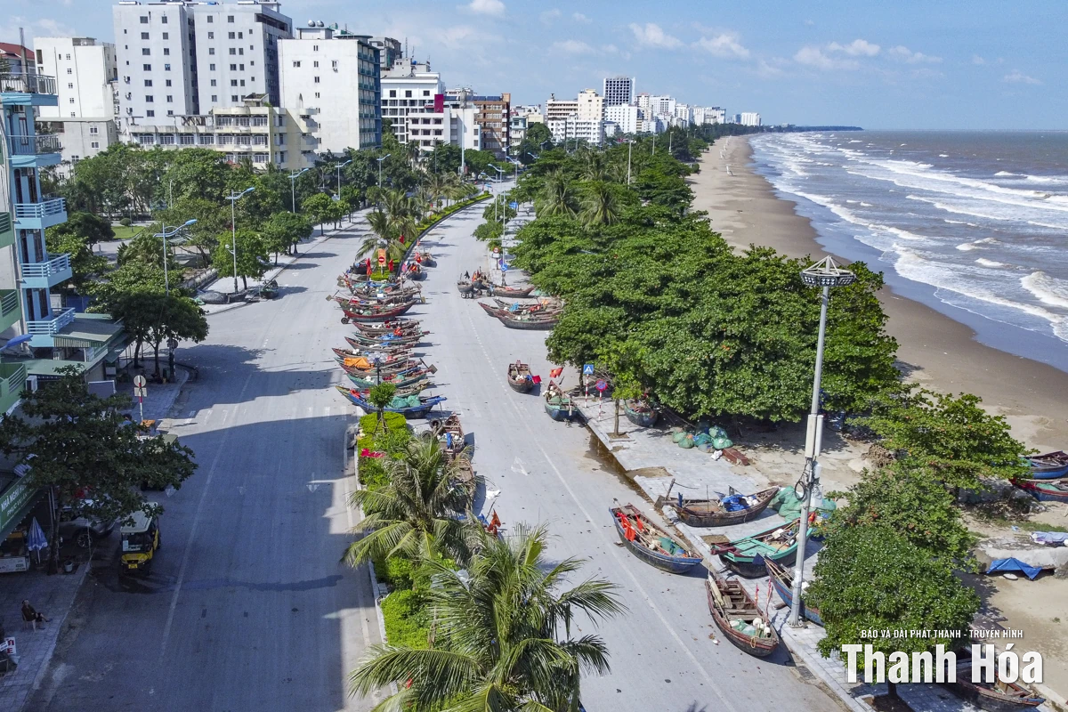 Ngư dân Sầm Sơn đưa thuyền lên đường tránh bão số 10
