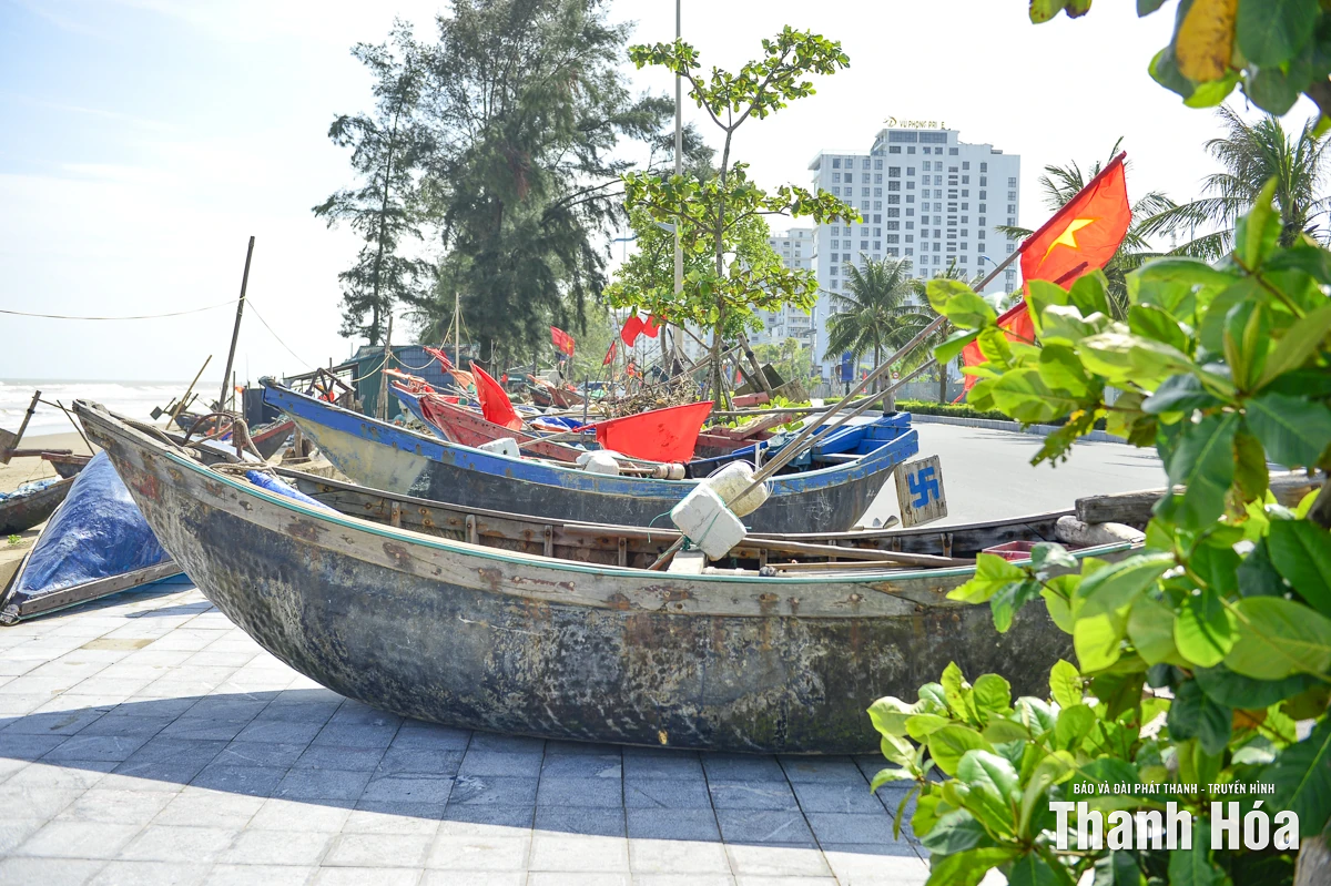 Ngư dân Sầm Sơn đưa thuyền lên đường tránh bão số 10