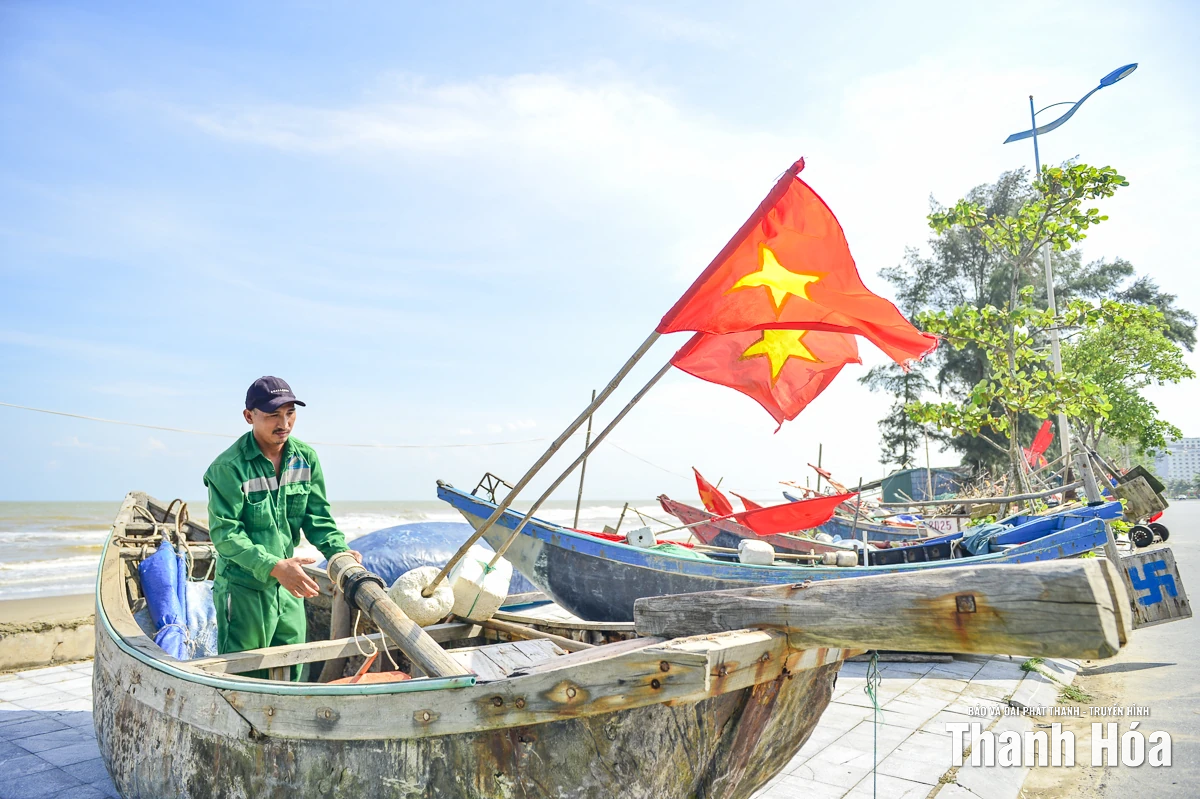 Ngư dân Sầm Sơn đưa thuyền lên đường tránh bão số 10